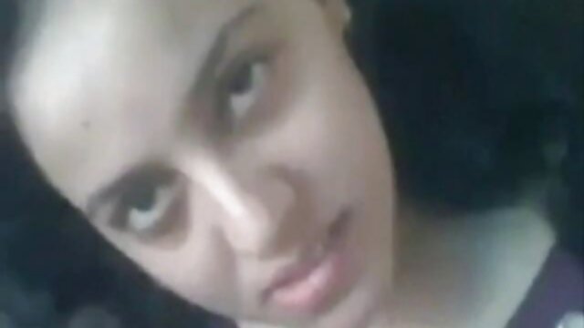 Blonde nue en talons et en bas posant pour une séance premier film porno photo