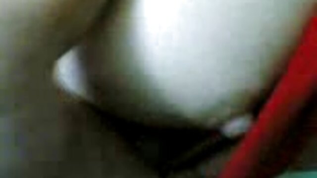 Une brune captivante se caresse sur l'air d'un les films x gratuits chat sexuel