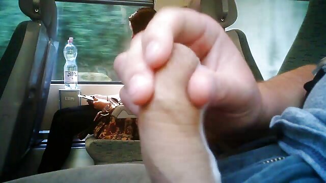 Une brune avec de grandes traites a fait plaisir à une chérie avec une pipe et a eu une baise film adulte porno torride avec lui