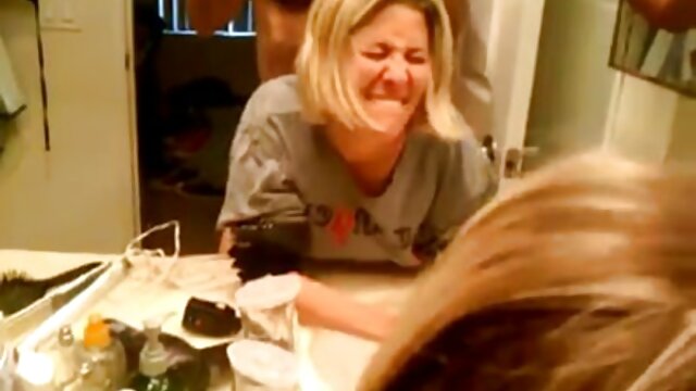 Les lesbiennes ont un orgasme anal avec un gode. video x avec scenario