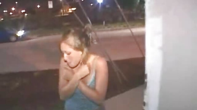 Une blonde en bas pattes à film porno gratuit massage sa chatte.