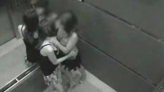Fétichiste des pieds comme un esclave lèche les pieds film porno laly de sa maîtresse préférée