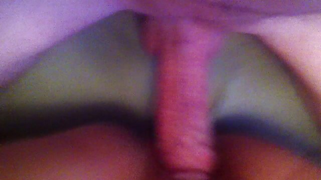 Deux film x sex lesbiennes enfoncent d'énormes jouets sexuels dans des trous