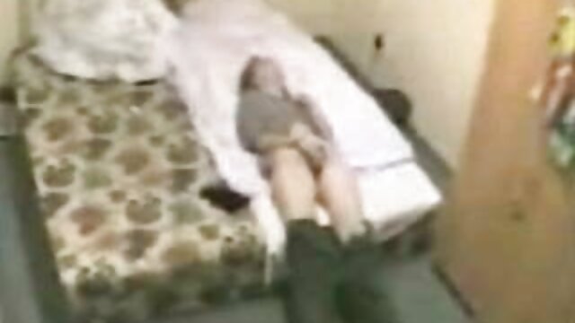 Gay aime un film x sauvage gode dans le cul en forme de carotte et se prend un pénis dans le cul