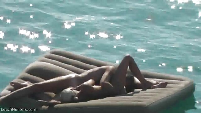 Beau gay film x sexe avec une fille glamour bronzée