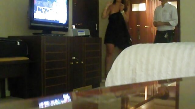 Une fille ukrainienne film porno gratuit mere et fils se masturbe avec un vibromasseur.