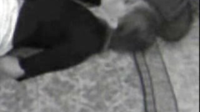Femme boit du vin et video x voyeur montre son cul rond en jean