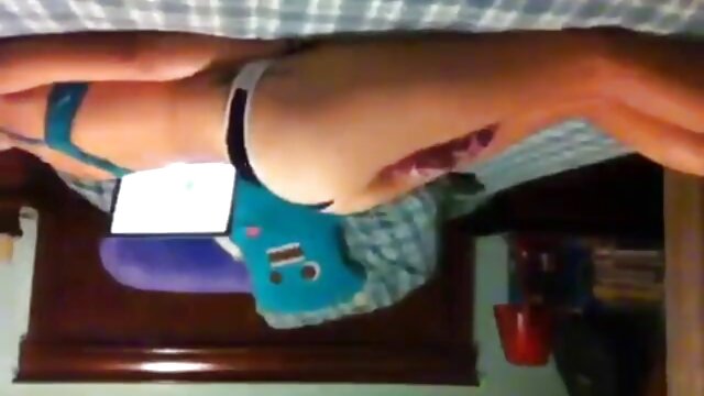 Un gay beau film x russe mignon de 18 ans poursuit un mec chauve dans sa chambre