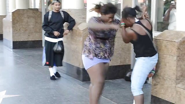 Fille douce sur le sol baise making off film porno avec un patron affamé