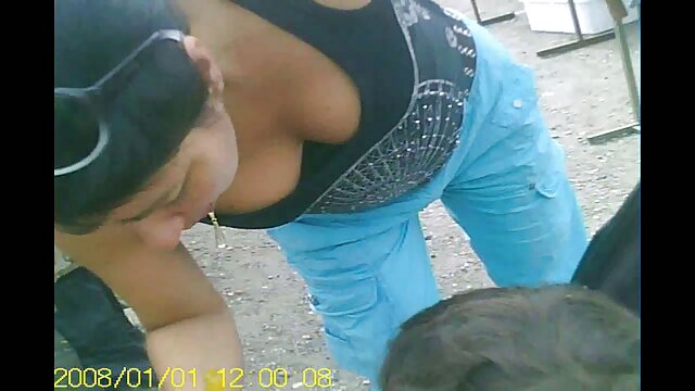 La belle-mère laisse son xxx vidéos français beau-fils lui baiser les jambes.