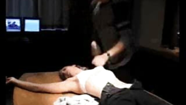 Anglaise aux seins ronds films x entier s'ébat au lit.