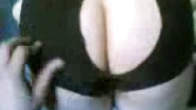 White video film pornographique se fait baiser dans le cul avec un homme noir.