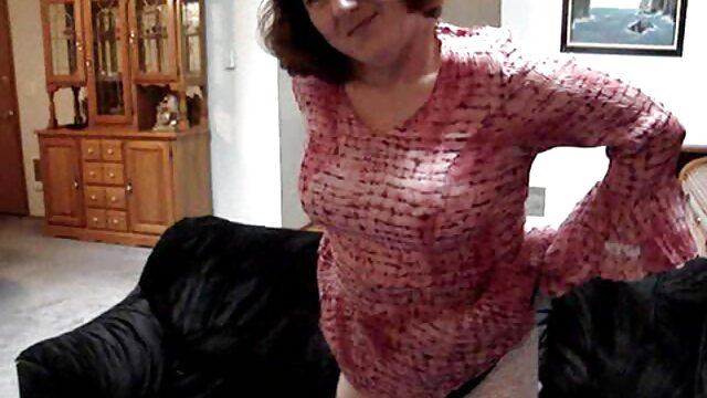 Fille russe se porno x massage masturbe sur le canapé.