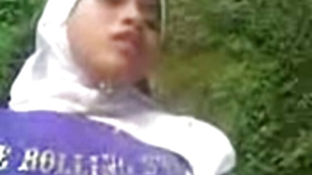 Une jolie chienne a fait une pipe à un homme et s'est donnée à film x en video lui sur le lit