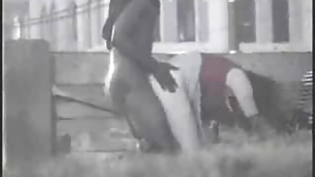 Un homme a léché la films de culs gratuits chatte d'une femme italienne en bas et l'a baisée sur le canapé