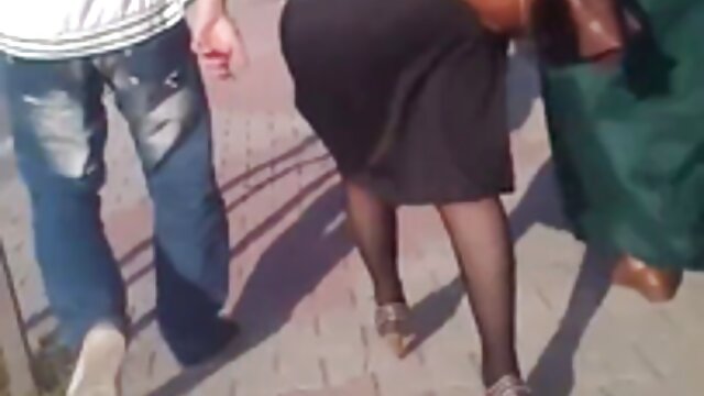 Poussin russe a mis un films x sexe vibromasseur dans sa chatte et a fait une pipe au mec