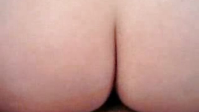 Superbe modèle se film pornographique xx déshabille et montre un beau corps