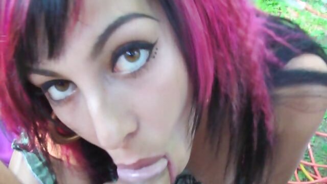 Runetka se masturbe avec enthousiasme et film x entier gratuit atteint l'extase