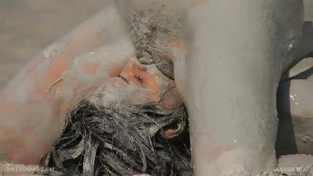 Une femme sexy se fait baiser par un ami la femme en noir film x de son mari pendant qu'il dort dans le couloir