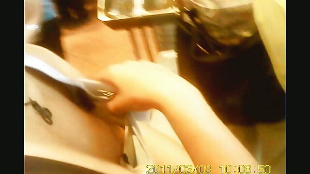 Mature un grand film porno donne une pipe profonde.