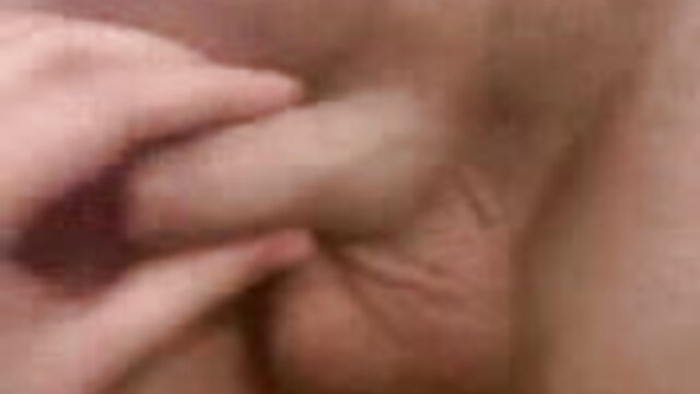 Une fille claire suce la bite d'un mec. film x en streaming gratuit