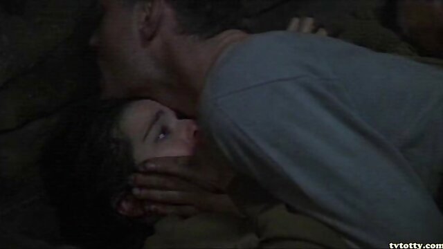 Deux lesbiennes mignonnes film x mere et fille se gode-ceinture en levrette