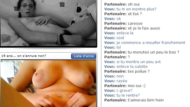 Des étudiants de Koursk baisent film x xx une fille sur le canapé dans une foule