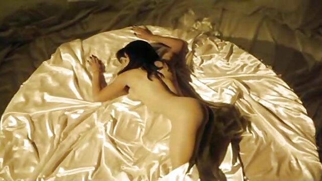 Un un film de porno français riche chauve baise une secrétaire aux cheveux roux au bureau