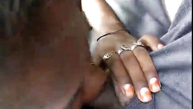 Fille maigre de taille zéro video film porno gratuit caresse sa chatte nue à l'extérieur