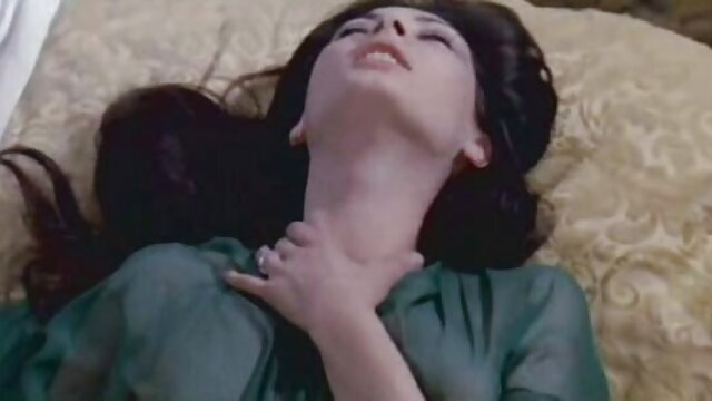 Le soldat lèche l'anus et la chatte de la jeune femme du film pornographie tukif général