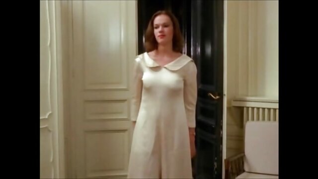 Un pédé doux suce la bite d'un partenaire dans la salle de videos xxx streaming bain