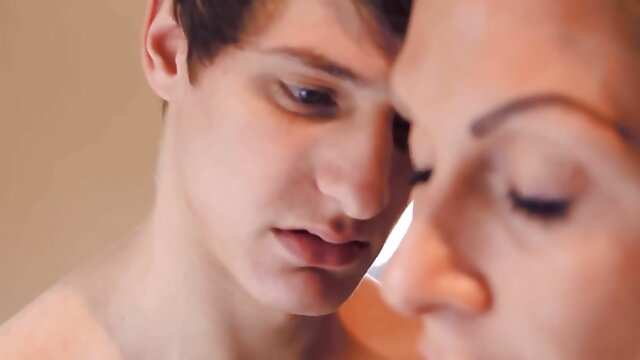 Les lesbiennes sucent et font des liza del sierra film x kuni en pétales.
