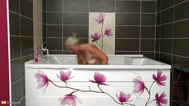 Une fille en forme blanche martèle avec un negritos. film porno en streaming complet