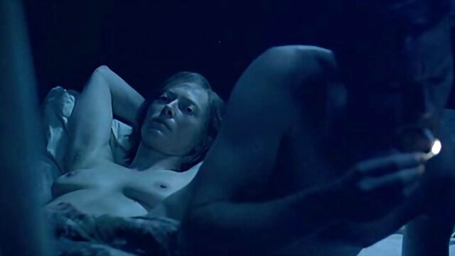 Belle chevauche la bite du vidéos x film masseur.