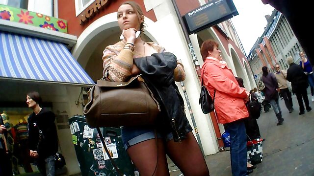 La blonde teinte a tiré sur le film porno x un long pénis.
