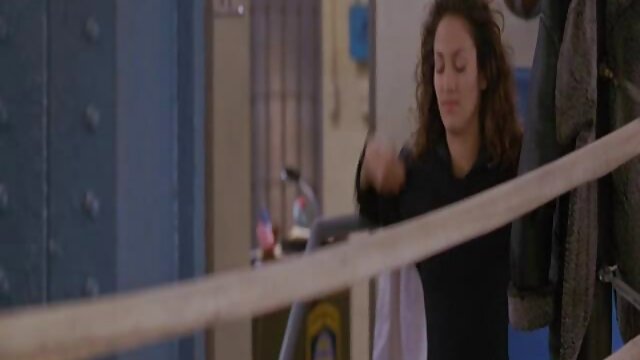 Jeune femme en chaussettes fait film porno année 2000 un trou dans le cul à un ami.