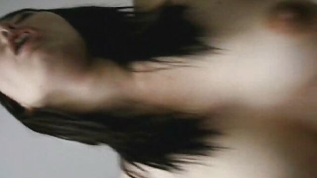 Ma film x amateur chérie donne un massage à un homosexuel aux cheveux gris et baise un chien dans le cul