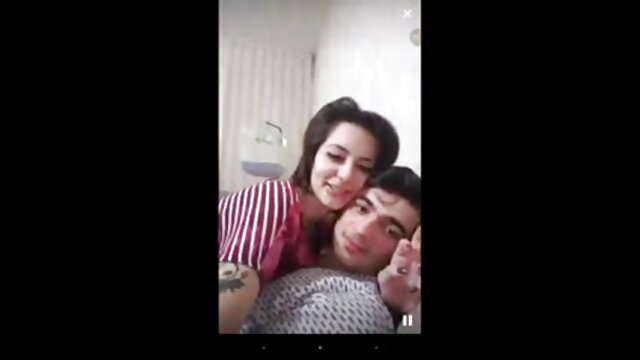 Deux les plus beau film porno étudiants baisent passionnément une fille russe en levrette lors d'une soirée ivre