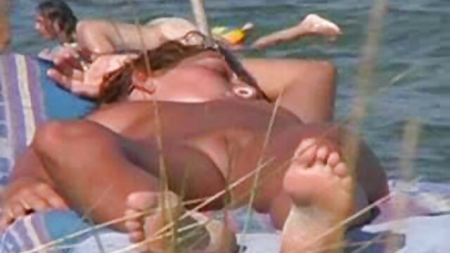 De charmantes film porno gratuit 2019 filles russes font des kuni sur le canapé.