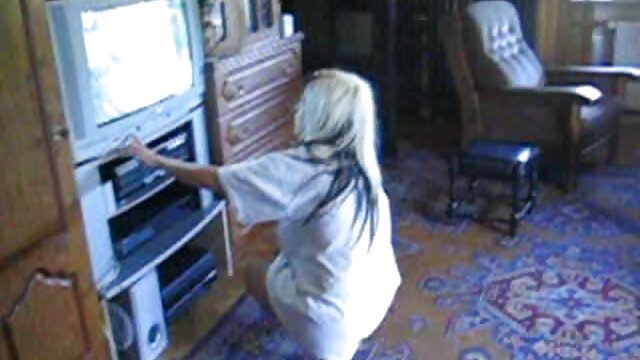 Voisin baisée blonde séduisante avec de beaux seins films x entier
