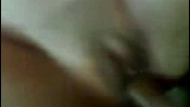 Superbe brune en bas pose érotique et se déshabille sur porno complet gratuit le lit