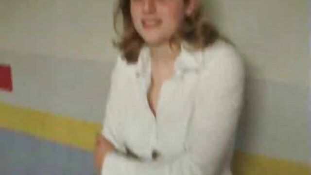 Filles cosplay en perruques film x trans gratuit colorées baisent.