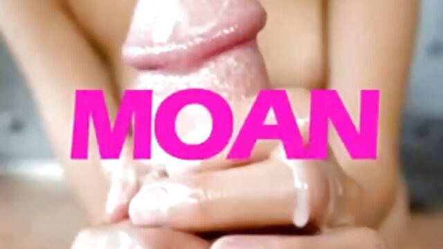 Deux strip-teaseuses se film porno année 90 lèchent les bonnets chauves