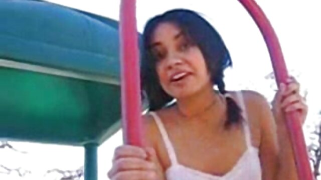 Une MILF sans vergogne suce une grosse bite à travers film porno français mature un gloryhole