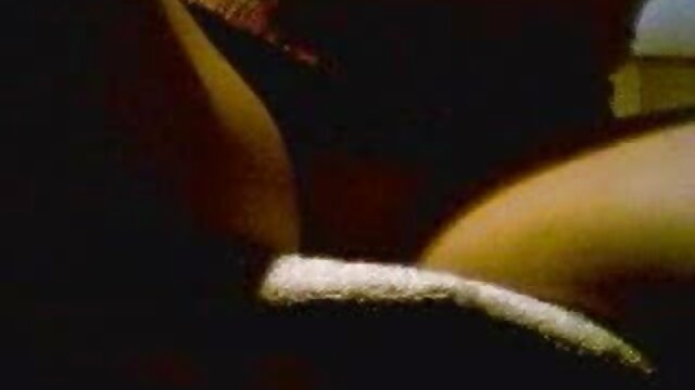 Superbe beauté se déshabille la femme en noir film x devant la caméra et se branle la chatte