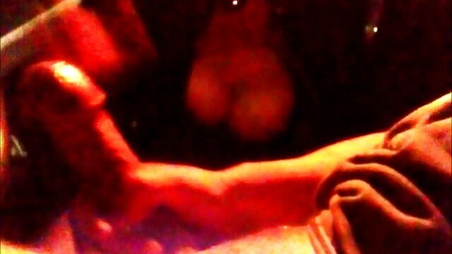 Dans la jungle tropicale, des beautés baisent des sauvages film x bisexuel