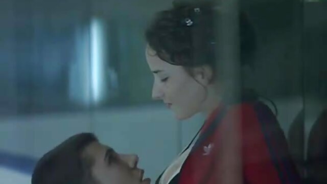 Des étudiants baisent hentai porno streaming dans un dortoir lors d'une soirée salope