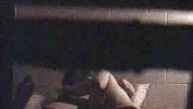Coincé un membre de la plantureuse dans film porno avec black le vagin.