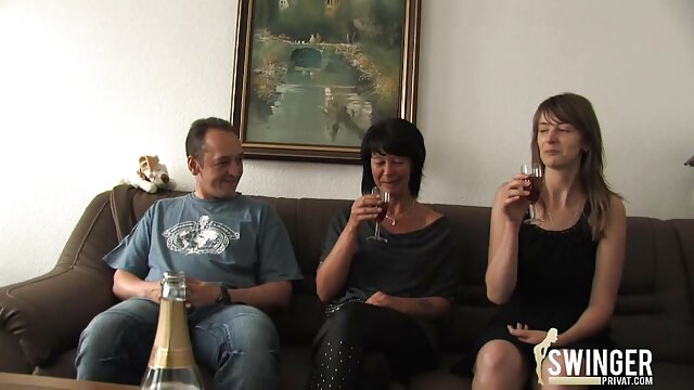 Poussin x porno homme effrayant donne une pipe.