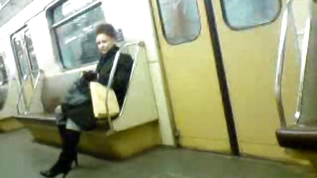 La les premiers films porno femme bourdonnante caresse sa chatte avec ses doigts, les jambes écartées